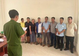 Triệt phá xới bạc hoạt động trong gara ô tô