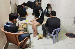 Đột kích nhà trọ, bắt quả tang 11 nam nữ ‘bay lắc’ trong đêm ở An Giang