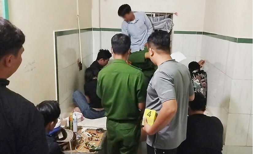 Đột kích nhà trọ, bắt quả tang 11 nam nữ ‘bay lắc’ trong đêm ở An Giang