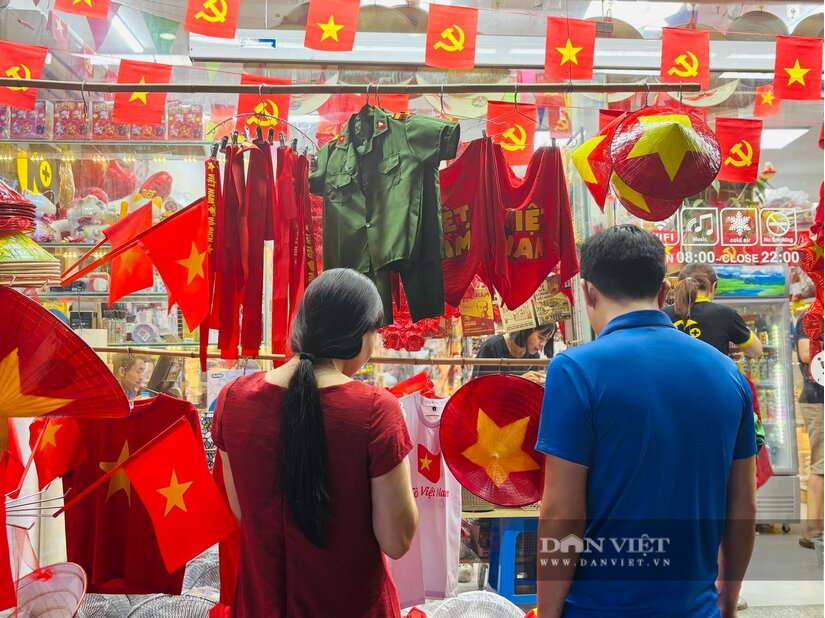 Người dân đổ xô mua sắm trang phục, phụ kiện yêu nước trước thềm Quốc khánh 2/9