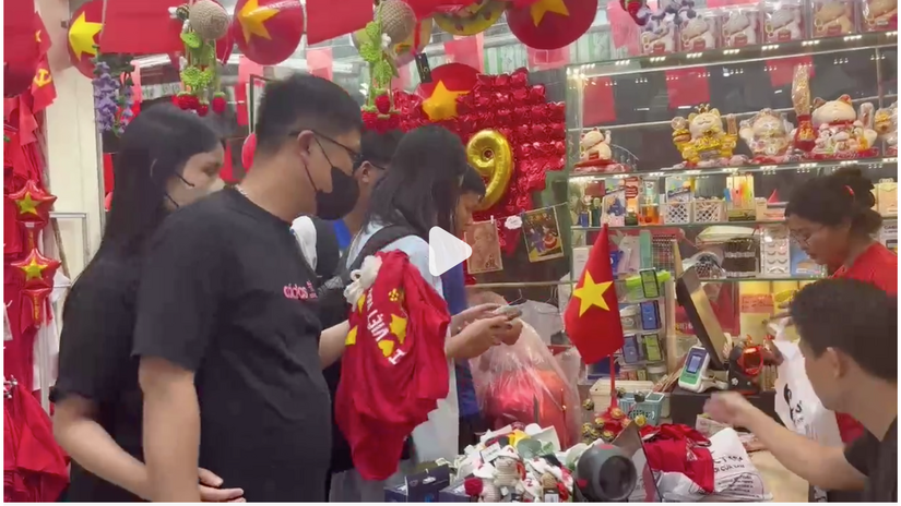 Người dân đổ xô mua sắm trang phục, phụ kiện yêu nước trước thềm Quốc khánh 2/9