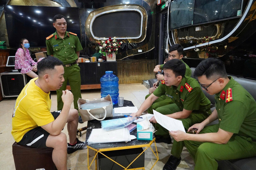 Karaoke Phong Liễu ở Thanh Hoá ‘bao nuôi’ cả nhân viên nữ dưới 16 tuổi