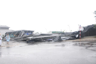 3 người chết, gần 7.000 nhà bị tốc mái, hư hại do bão Kajiki