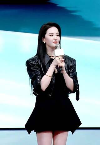 Lưu Diệc Phi lộ diện hậu scandal