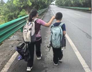 Ông bố dẫn con đi bộ 800km trong 1 tháng để rèn luyện ý chí, kiên nhẫn