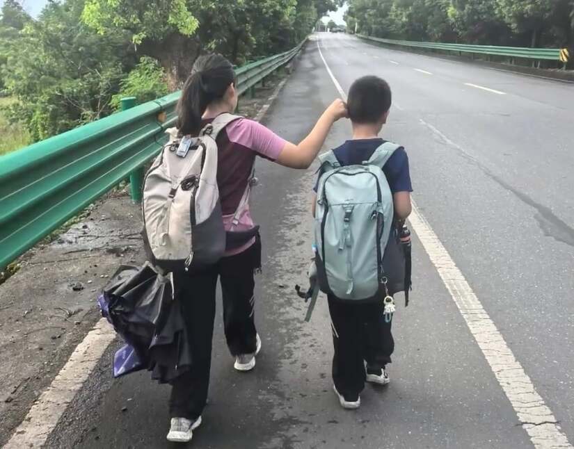 Ông bố dẫn con đi bộ 800km trong 1 tháng để rèn luyện ý chí, kiên nhẫn