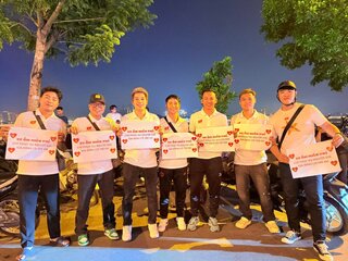 Ấm lòng nhóm thanh niên chạy xe ôm miễn phí phục vụ người già, trẻ em dịp 2/9