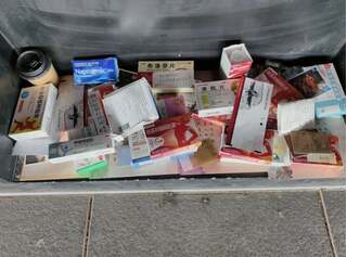 Gen Z Trung Quốc thắp hương bằng thuốc giảm đau và vé tàu cao tốc