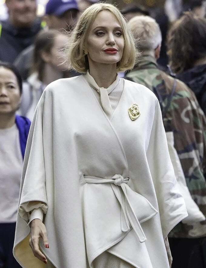 Angelina Jolie trở lại với diện mạo mới