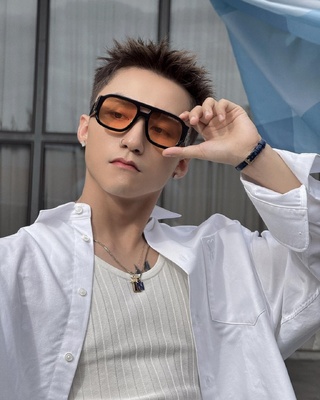 Sơn Tùng gây bàn tán