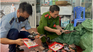 Phát hiện gần 1 tấn xúc xích 'trôi nổi' sắp tuồn ra cổng trường học