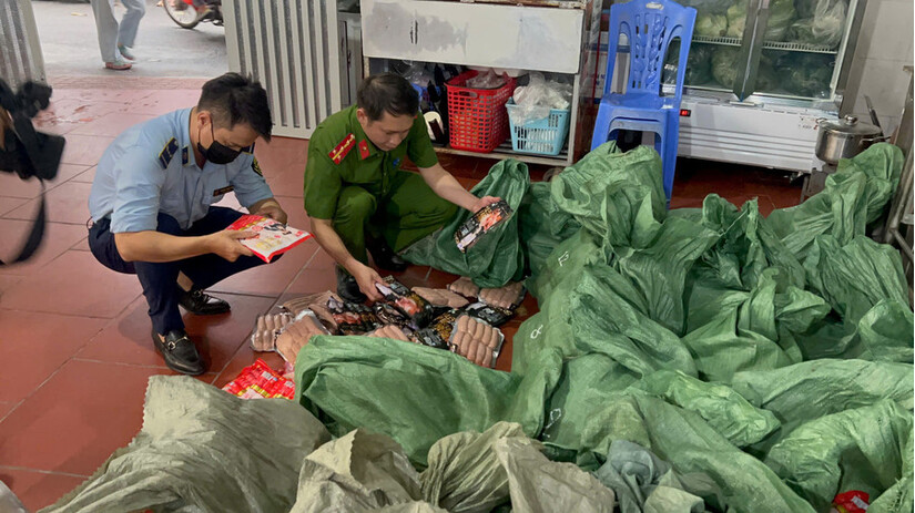 Phát hiện gần 1 tấn xúc xích 'trôi nổi' sắp tuồn ra cổng trường học