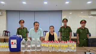 Cặp vợ chồng dùng acid chế giấm giả, bán ra thị trường hơn 1.000 lít mỗi ngày