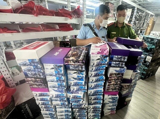 Công an kiểm tra, thu giữ hàng trăm sản phẩm đồ chơi nghi nhập lậu