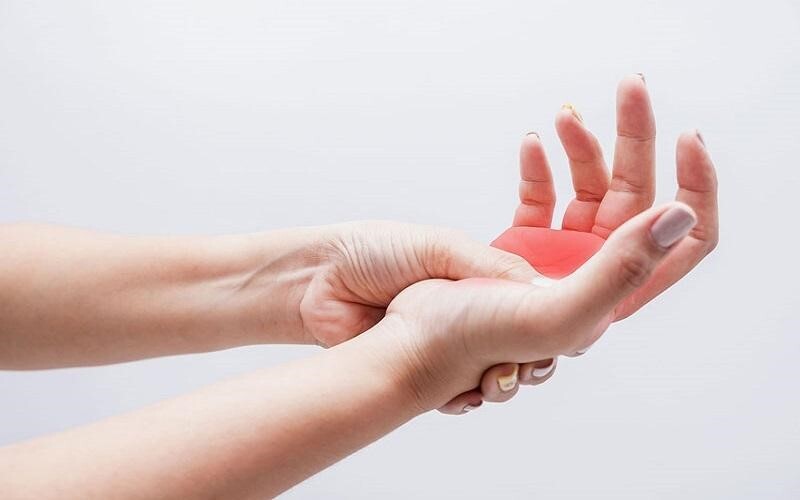 Thường xuyên tê bì ngón tay – Coi chừng cảnh báo bệnh nguy hiểm!
