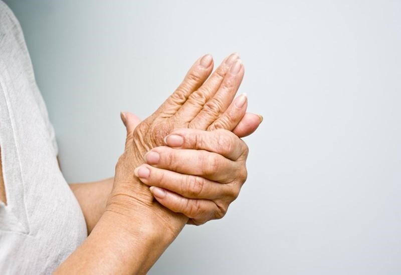 Thường xuyên tê bì ngón tay – Coi chừng cảnh báo bệnh nguy hiểm!
