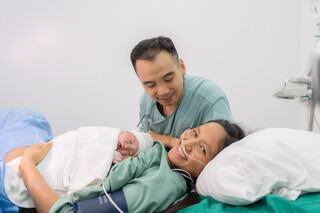 H'hen Niê vỡ òa hạnh phúc khi được làm mẹ, bày tỏ lòng biết ơn với mẹ và chồng