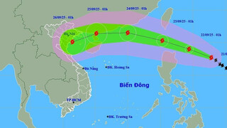Bão Ragasa tiếp tục mạnh thêm, mỗi giờ đi được khoảng 15km