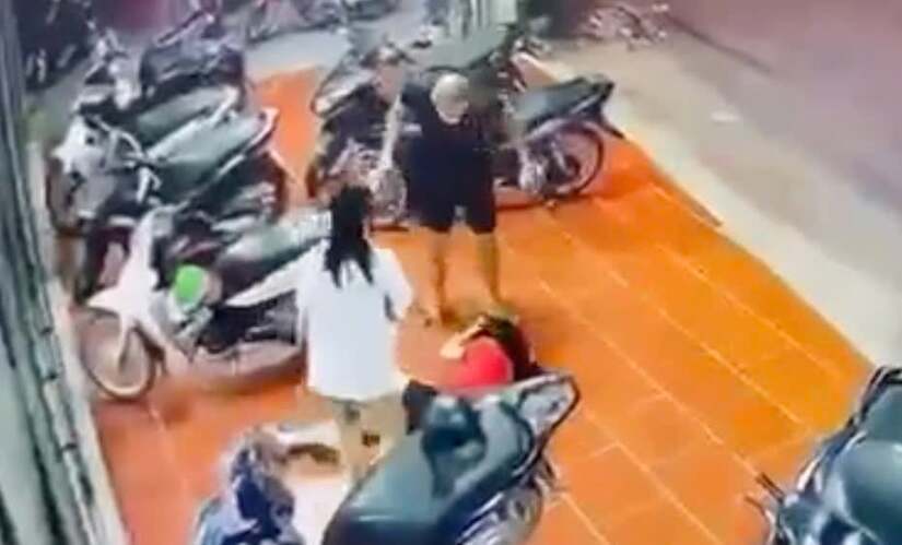 Bức xúc cảnh nam thanh niên liên tục tấn công bạn gái trước quán bi-a ở Hà Nội