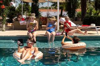 Giới trẻ chi tiền để... đọc sách cùng người lạ