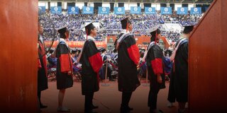 Thạc sĩ và tiến sĩ cũng khó tìm việc tại Trung Quốc