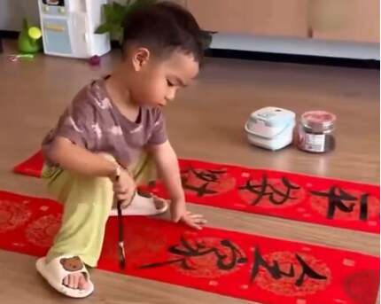 Bé trai 3 tuổi ở Trung Quốc gây sốt vì tài năng thư pháp, viết chữ như “chơi