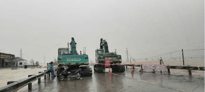 Nhiều đoạn tuyến quốc lộ, cao tốc bị sạt lở và ngập nước do bão số 10