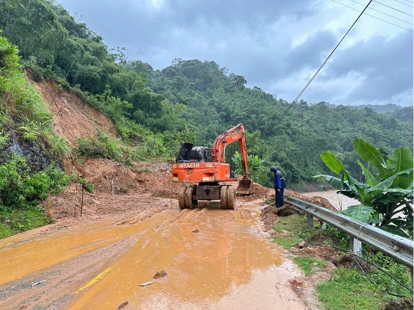 Nhiều đoạn tuyến quốc lộ, cao tốc bị sạt lở và ngập nước do bão số 10