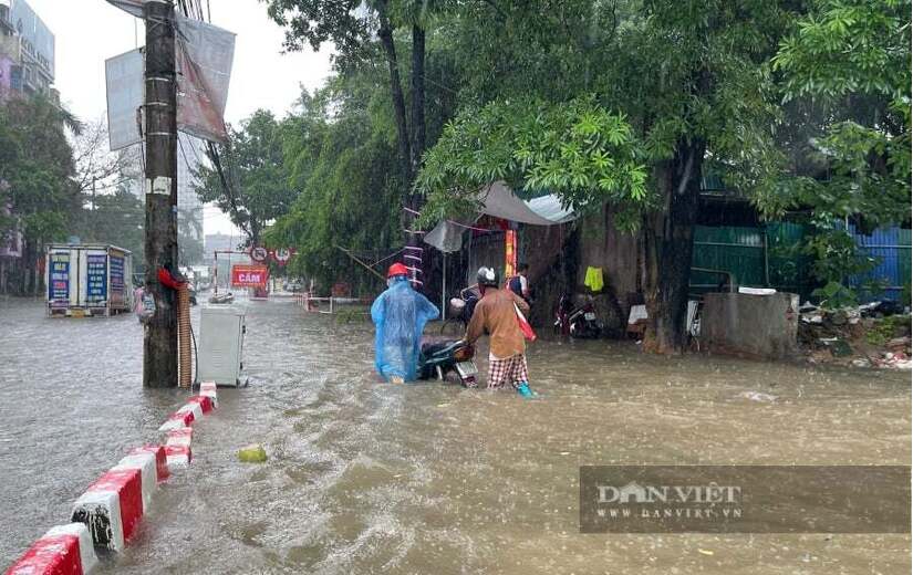 Dịch vụ kéo xe “hốt bạc”, 200.000 đồng/lượt qua đoạn đường ngập 400m ở Hà Nội