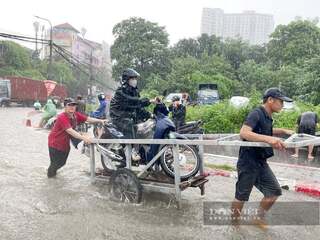 Dịch vụ kéo xe “hốt bạc”, 200.000 đồng/lượt qua đoạn đường ngập 400m ở Hà Nội