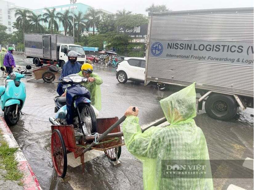 Dịch vụ kéo xe “hốt bạc”, 200.000 đồng/lượt qua đoạn đường ngập 400m ở Hà Nội