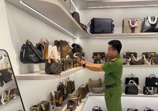 Kiểm tra hàng loạt cửa hàng ở trung tâm Đà Nẵng, thu giữ hơn 1.000 sản phẩm hàng nghi giả trị giá trên 1 tỷ đồng