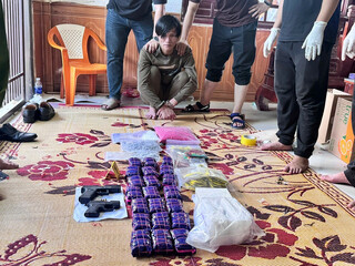 Công an Quảng Trị bắt kẻ mang 14kg ma túy và súng quân dụng