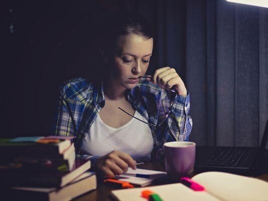 Lối sống về đêm và tác động tiêu cực đến viêm loét dạ dày tá tràng
