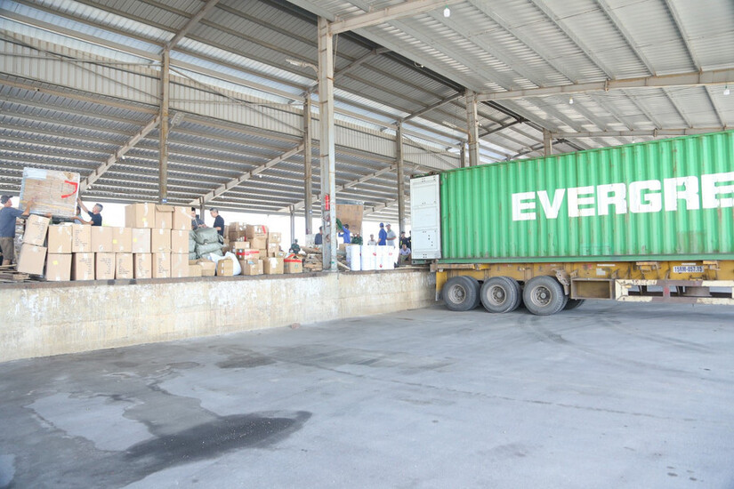 Công an Quảng Ninh bắt giữ 28 xe container chở hàng nhập lậu