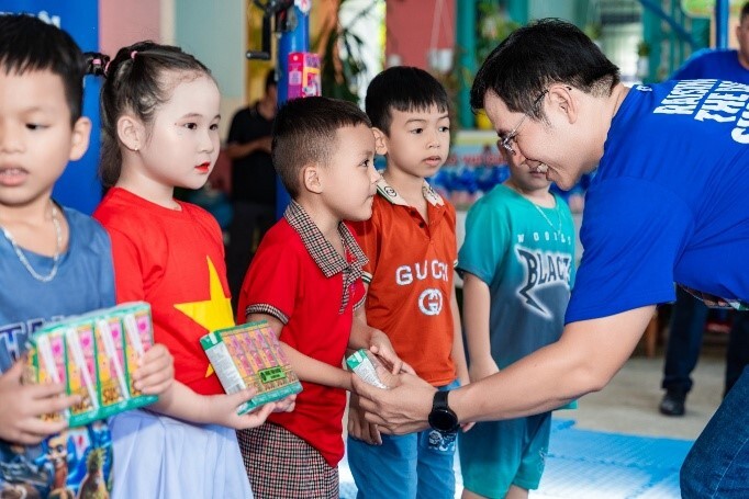 Vinamilk thắp sáng mùa trăng, gửi trọn yêu thương đến trẻ em Việt