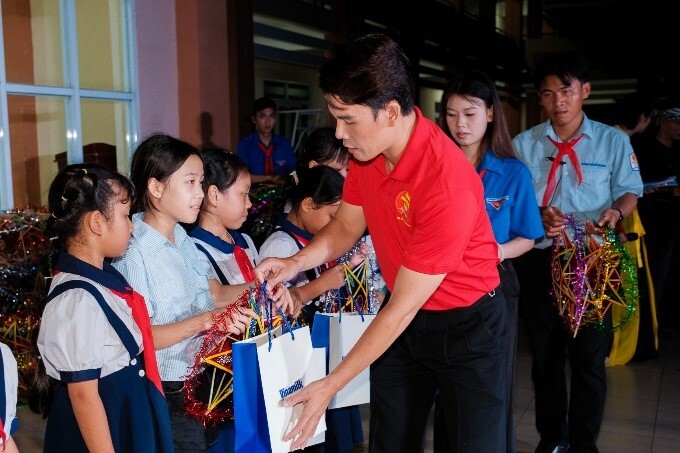 Vinamilk thắp sáng mùa trăng, gửi trọn yêu thương đến trẻ em Việt