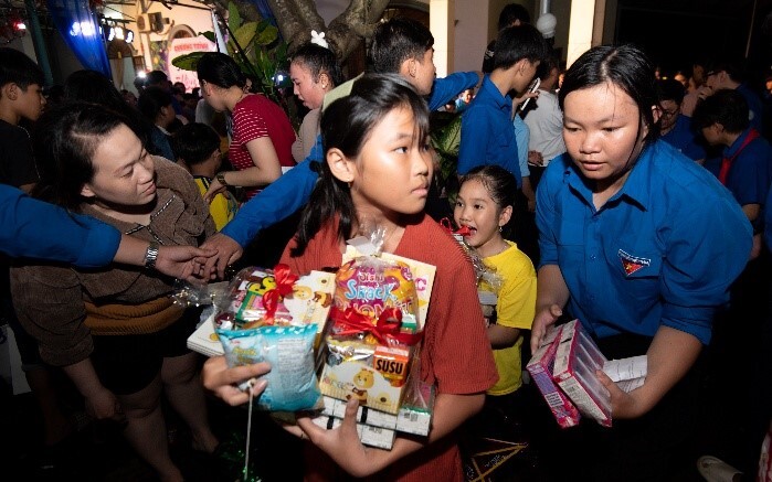 Vinamilk thắp sáng mùa trăng, gửi trọn yêu thương đến trẻ em Việt