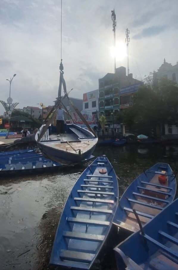 Hàng chục lái đò chùa Hương cùng xuồng máy lên đường cứu hộ người dân vùng lũ Thái Nguyên, Bắc Ninh