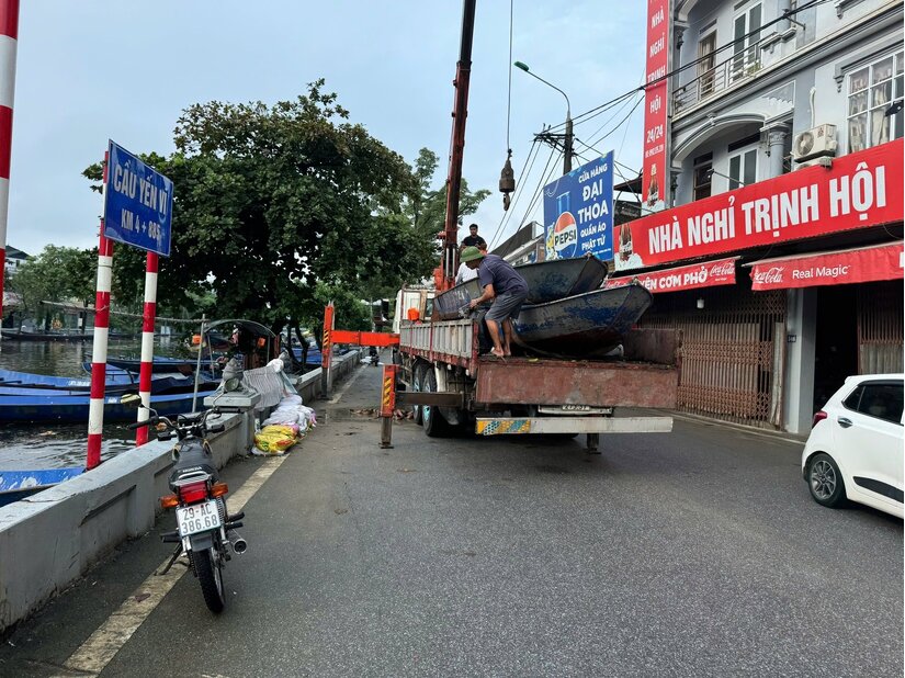 Hàng chục lái đò chùa Hương cùng xuồng máy lên đường cứu hộ người dân vùng lũ Thái Nguyên, Bắc Ninh