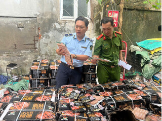 Gần 1,7 tấn xúc xích không rõ nguồn gốc suýt bị tung ra thị trường