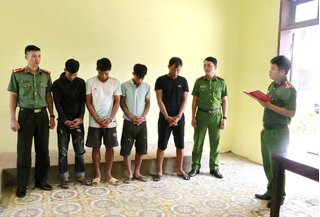 Bắt nhóm đối tượng chèo thuyền trộm tài sản của người dân chạy lũ ở Nghệ An