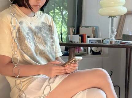 Người trẻ “xích” điện thoại vào tường để thoát 