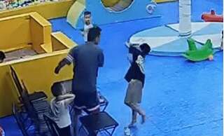 Bé trai 8 tuổi bị người đàn ông tát sưng má vì chuyện... ném bóng trong khu vui chơi
