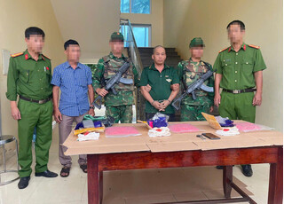 Bắt nóng nghi phạm 'cõng' 18.000 viên ma túy qua biên giới