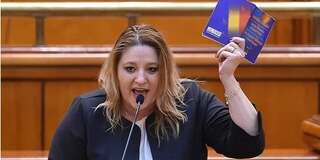 Nghị sĩ châu Âu gây choáng váng khi đe dọa sẽ 'bẻ gãy chân ông Zelensky'