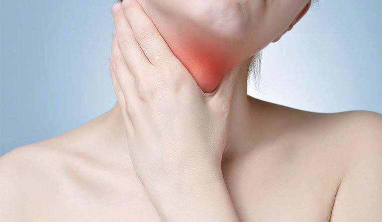 Bị vướng đờm ở cổ họng: Nguyên nhân, triệu chứng và cách xử lý