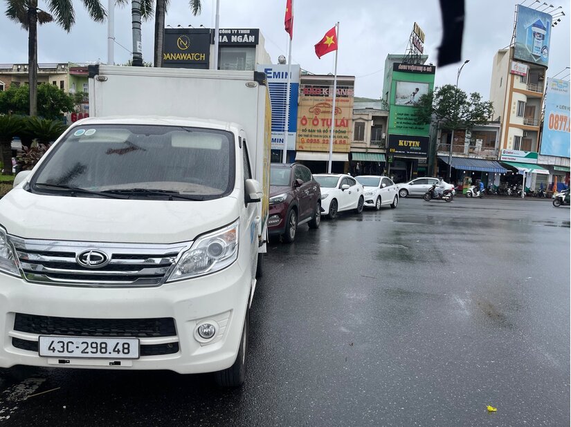 Đà Nẵng trước cảnh báo mưa lớn bão số 12: Tài xế giành chỗ cao gửi xe, có người “bọc” cả ô tô chống ngập