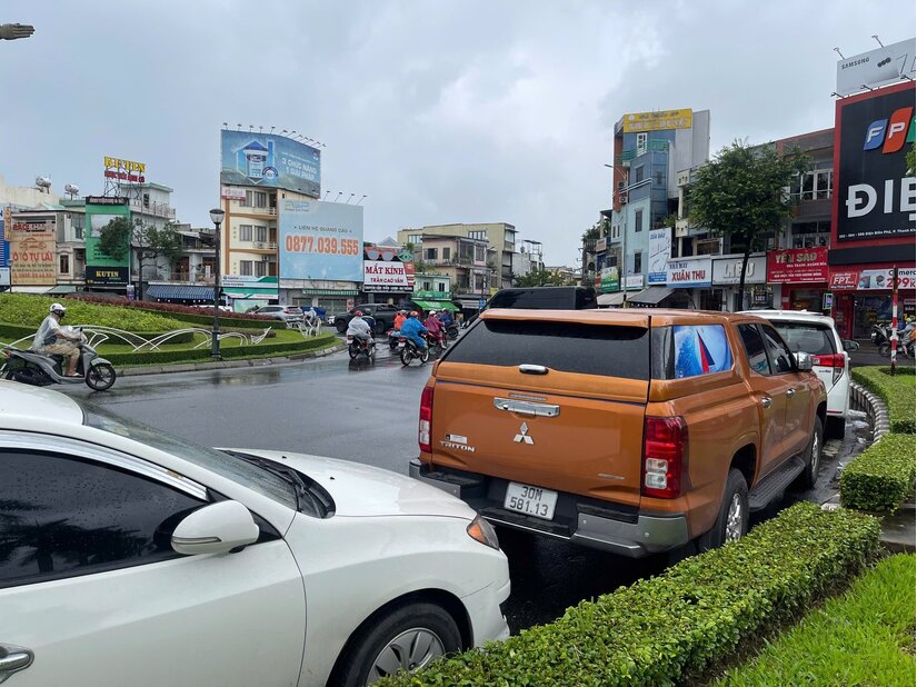 Đà Nẵng trước cảnh báo mưa lớn bão số 12: Tài xế giành chỗ cao gửi xe, có người “bọc” cả ô tô chống ngập
