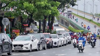 Đà Nẵng trước cảnh báo mưa lớn bão số 12: Tài xế giành chỗ cao gửi xe, có người “bọc” cả ô tô chống ngập